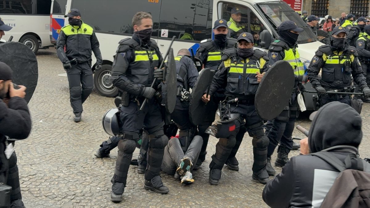 Policija je intervenisala pendrecima na trgu nakon upozorenja da su demonstracije zabranjene
