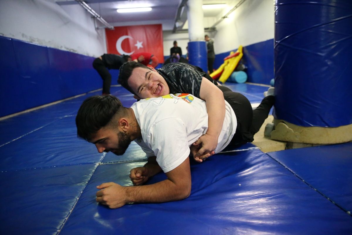 Mladić s Downovim sindromom ruši sve barijere: Već sedam godina trenira hrvanje