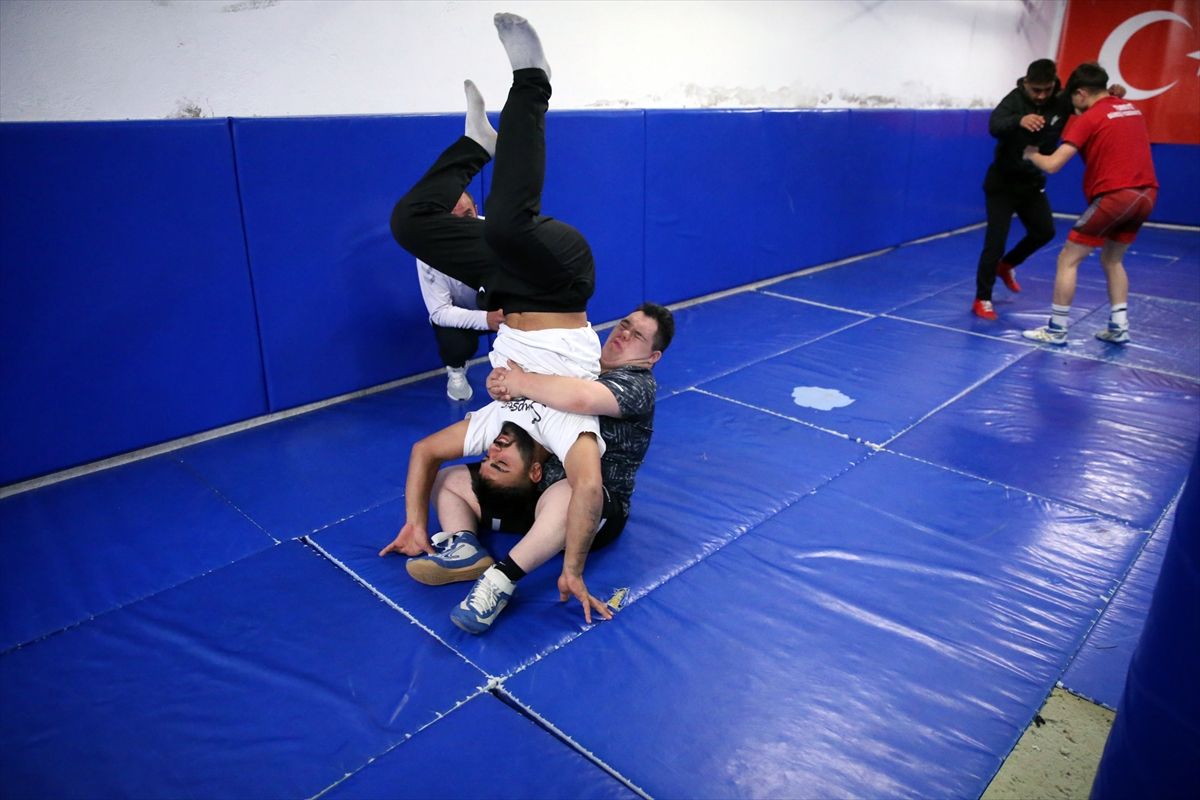 Dodaje da se uprkos svim izazovima i poteškoćama trudi da što više dolaze na treninge.