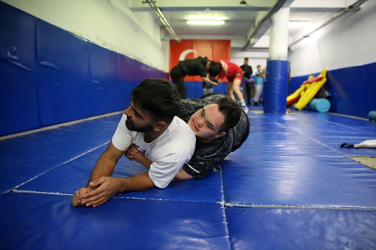 Dodaje da se uprkos svim izazovima i poteškoćama trudi da što više dolaze na treninge.