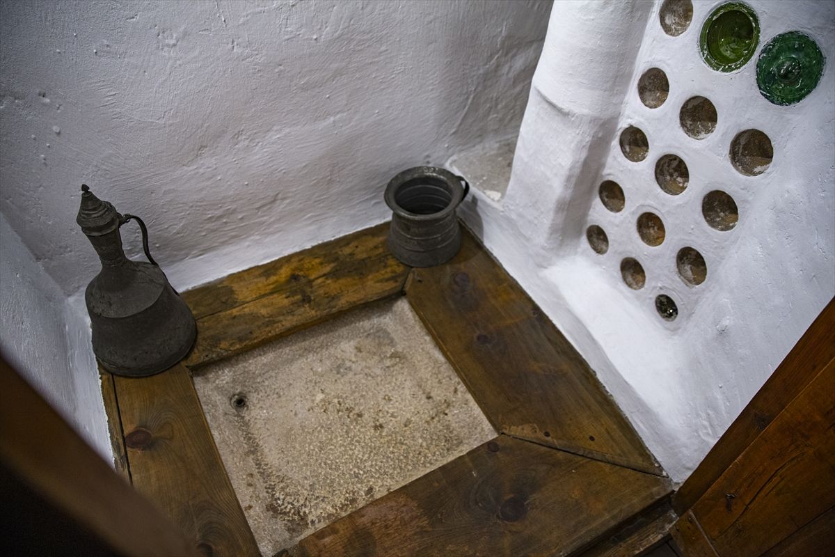 Jedan atraktivni primjer ustvari kako se živjelo nekad, jedan prostor koji je intiman istovremeno i otvoren, jedan i društven i socijalan, a istovremeno i nekako tradicionalan