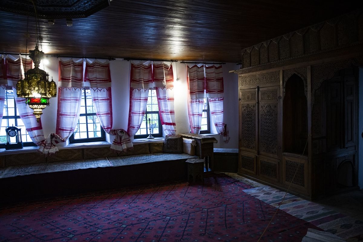 Jedan atraktivni primjer ustvari kako se živjelo nekad, jedan prostor koji je intiman istovremeno i otvoren, jedan i društven i socijalan, a istovremeno i nekako tradicionalan