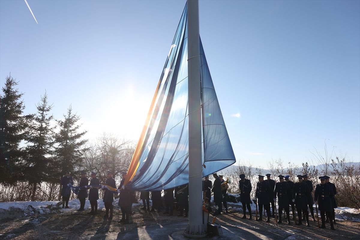 Nacionalno obilježje Bosne i Hercegovine sa jarbolom na Humu postavio je Grad Sarajevo prije nekoliko godina s namjerom da se iskaže poštovanje prema državi Bosni i Hercegovini...