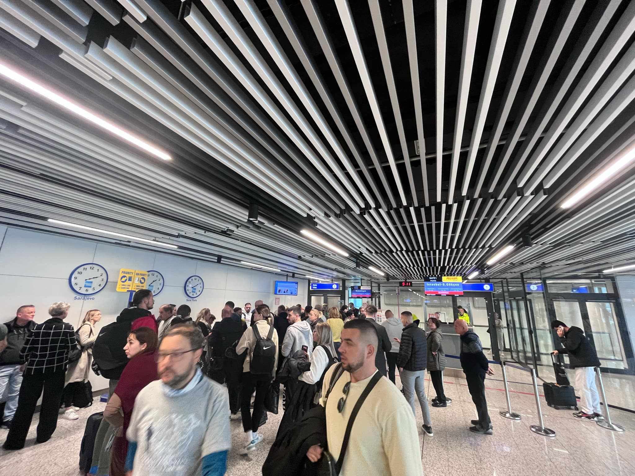 Prethodno, letovi za belgijski Charleroi, turski Istanbul, italijanski Bergamo i makedonsko Skoplje koji su bili zakazani za sinoć su otkazani.