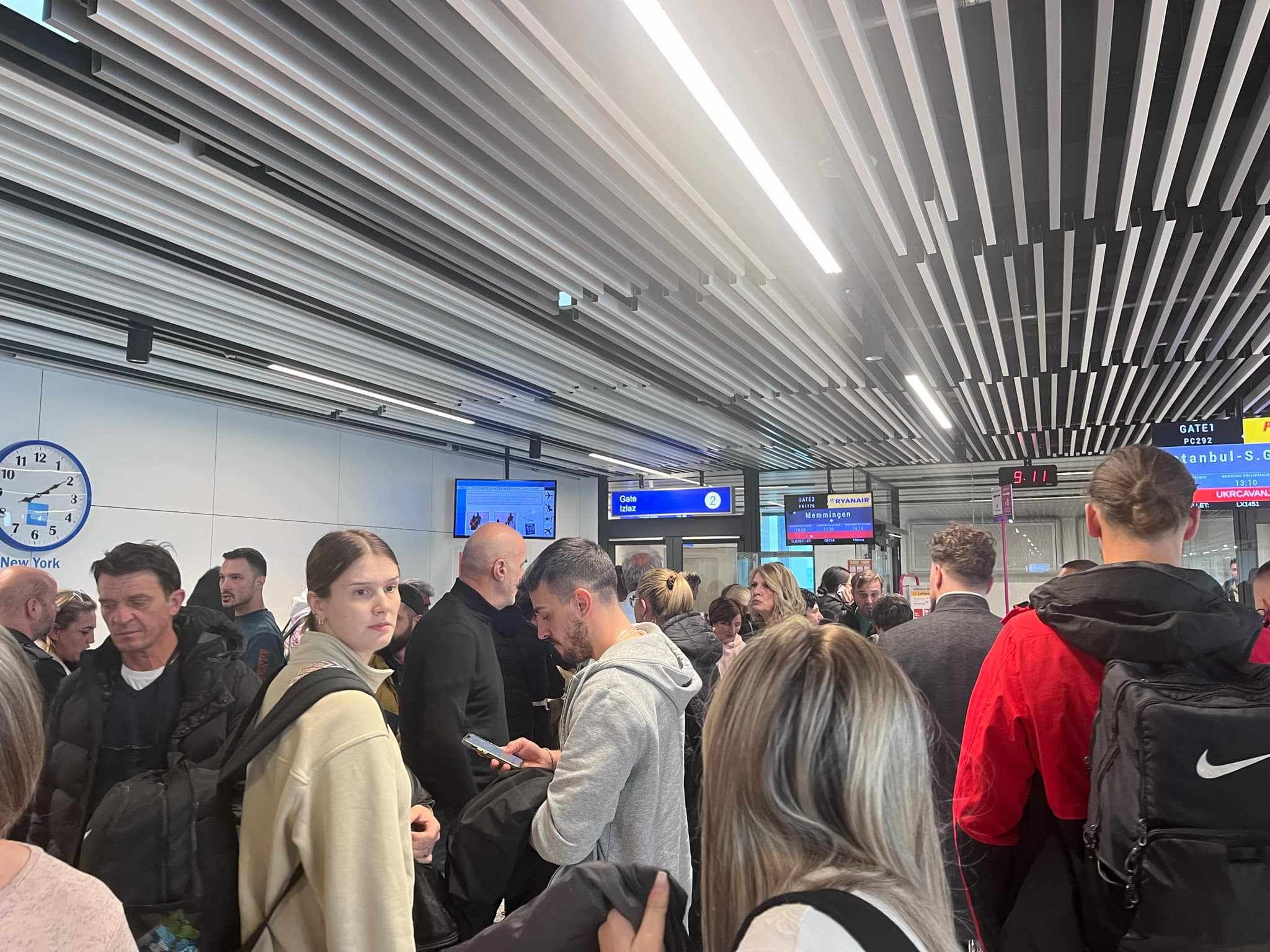 Prethodno, letovi za belgijski Charleroi, turski Istanbul, italijanski Bergamo i makedonsko Skoplje koji su bili zakazani za sinoć su otkazani.