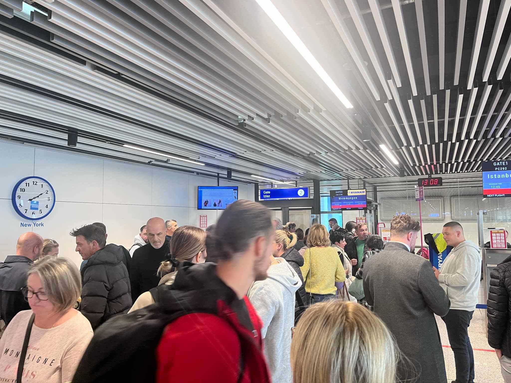 Prethodno, letovi za belgijski Charleroi, turski Istanbul, italijanski Bergamo i makedonsko Skoplje koji su bili zakazani za sinoć su otkazani.