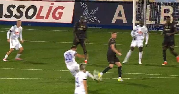 U 69. minuti umjesto Dala Varešanovića šansu dobio još jedan bh. fudbaler i bivši igrač FK Sarajevo Muhamed Buljubašić