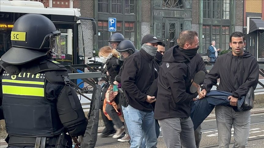 Policija je intervenisala pendrecima na trgu nakon upozorenja da su demonstracije zabranjene