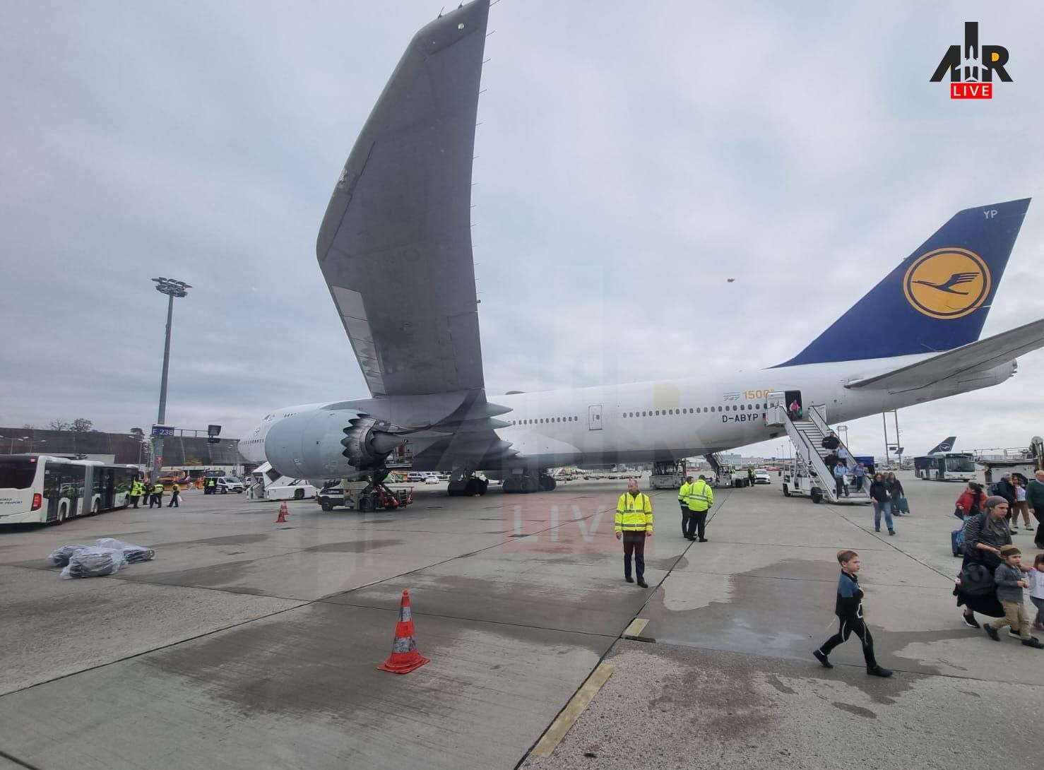 U avionu nemačke kompanije Lufthanza na liniji Buenos Aires - Frankfurt koji je uletio u polje veoma snažnih vazdušnih turbulencija, povrijeđeno je 11 osoba.