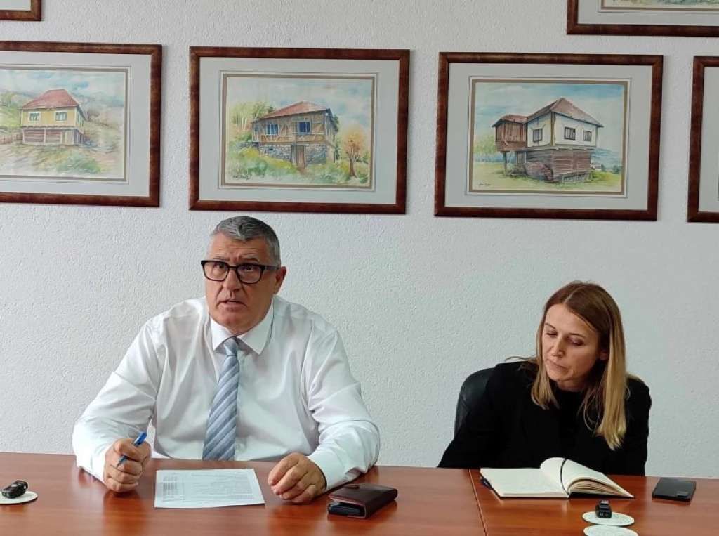 On je na početku podsjetio javnost na obećanje koje je dao prilikom svoje kandidature, a tiče se transparentnosti u radu Općine Velika Kladuša.