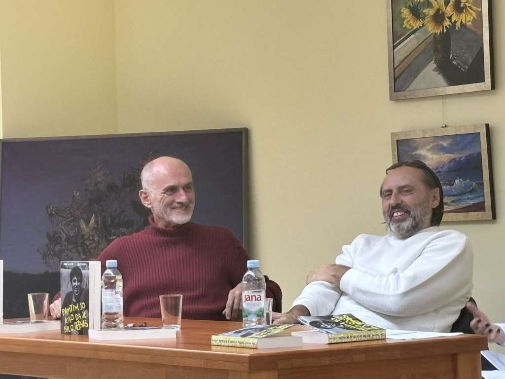 U knjizi je istovremeno i opisano Sarajevo osamdesetih godina i njegov procvat koji je doživio tih godina, rekao je Kontić