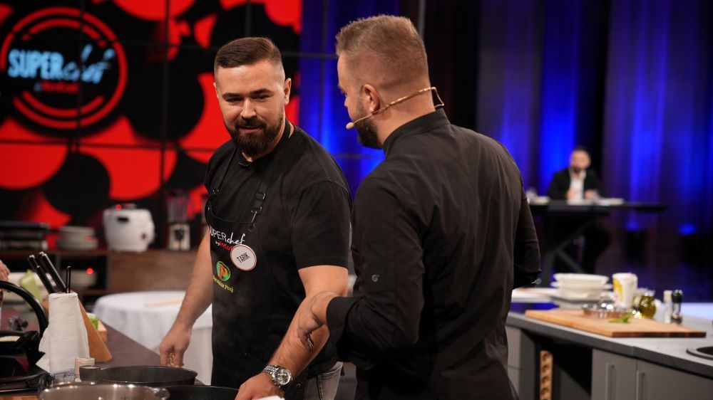 Jasmina, Adna, Adin Mehmed i Tarik sami su odlučili na koji način će spremiti desert, a kao tim su morali spremiti delicije od morskih plodova.