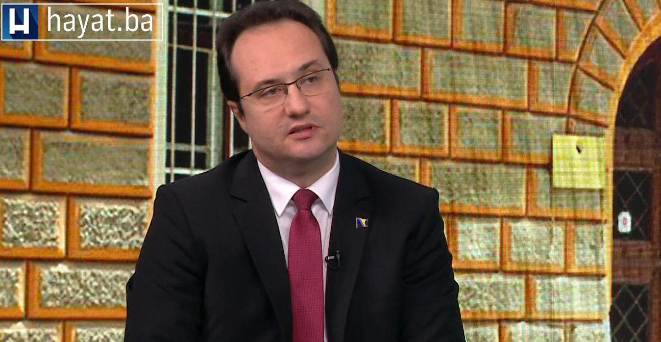 Politička atmosfera u Bosni i Hercegovini se promijenila najavom realizacije nekih dogovora na državnom nivou, ali nastavak pritiska na Ustavni sud ostaje konstanta