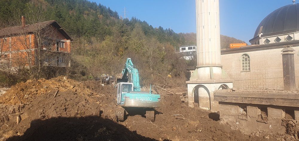 Mehanizacija iz Velike Kladuše stigla u Donju Jablanicu: Došli smo da pomognemo našoj braći