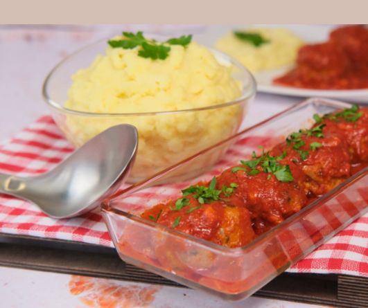 Meso, umućeno jaje, ocijeđen luk, ocijeđen hljeb i začine umijesiti rukom su recept za jelo koje će voljeti svi ukućani
