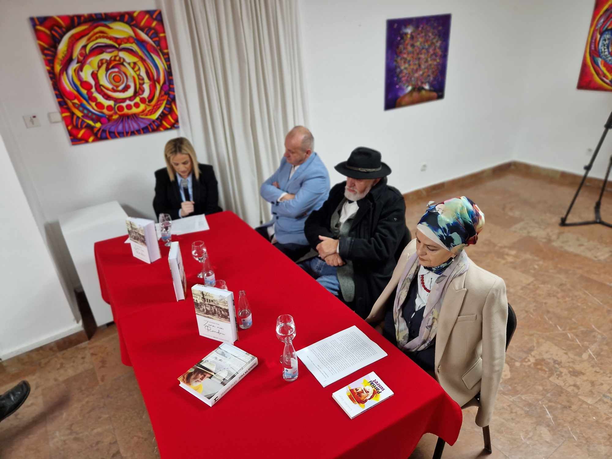 Bosanski narod je jadan jer ga lažu! Gojer u Sarajevu promovirao knjigu 'Zora na Rondou'