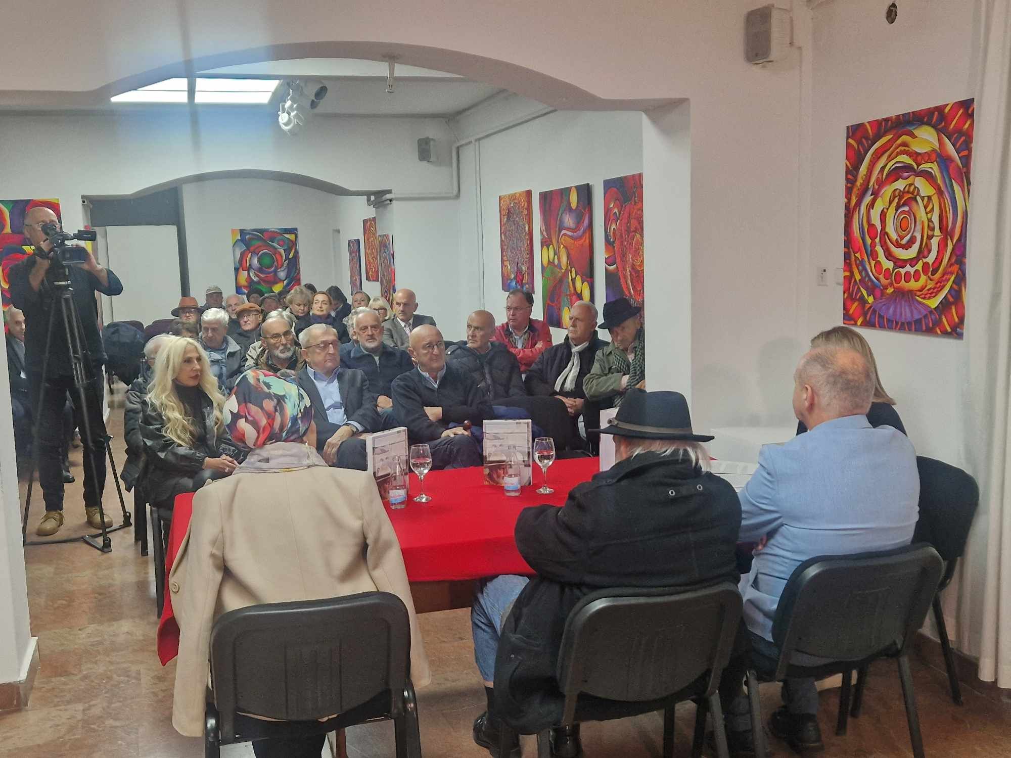 Bosanski narod je jadan jer ga lažu! Gojer u Sarajevu promovirao knjigu 'Zora na Rondou'