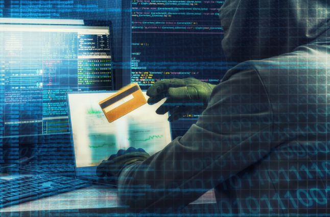 Počinitelj je potom uvjerio oštećenu da obavi više uplata s vlastitog računa u jednoj komercijalnoj banci na račun zasad nepoznate osobe