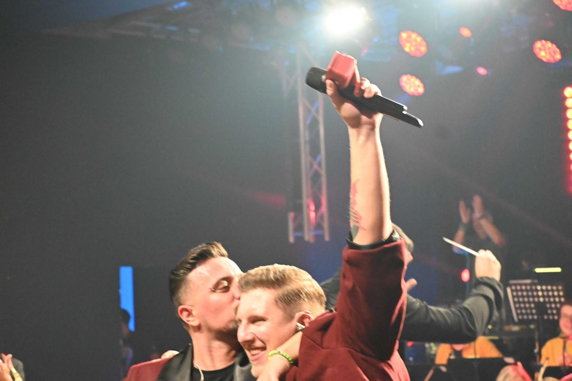 function r(){if(it(n),n.value===Hm){let o=null;throw new D(-950,o)}return n.value}