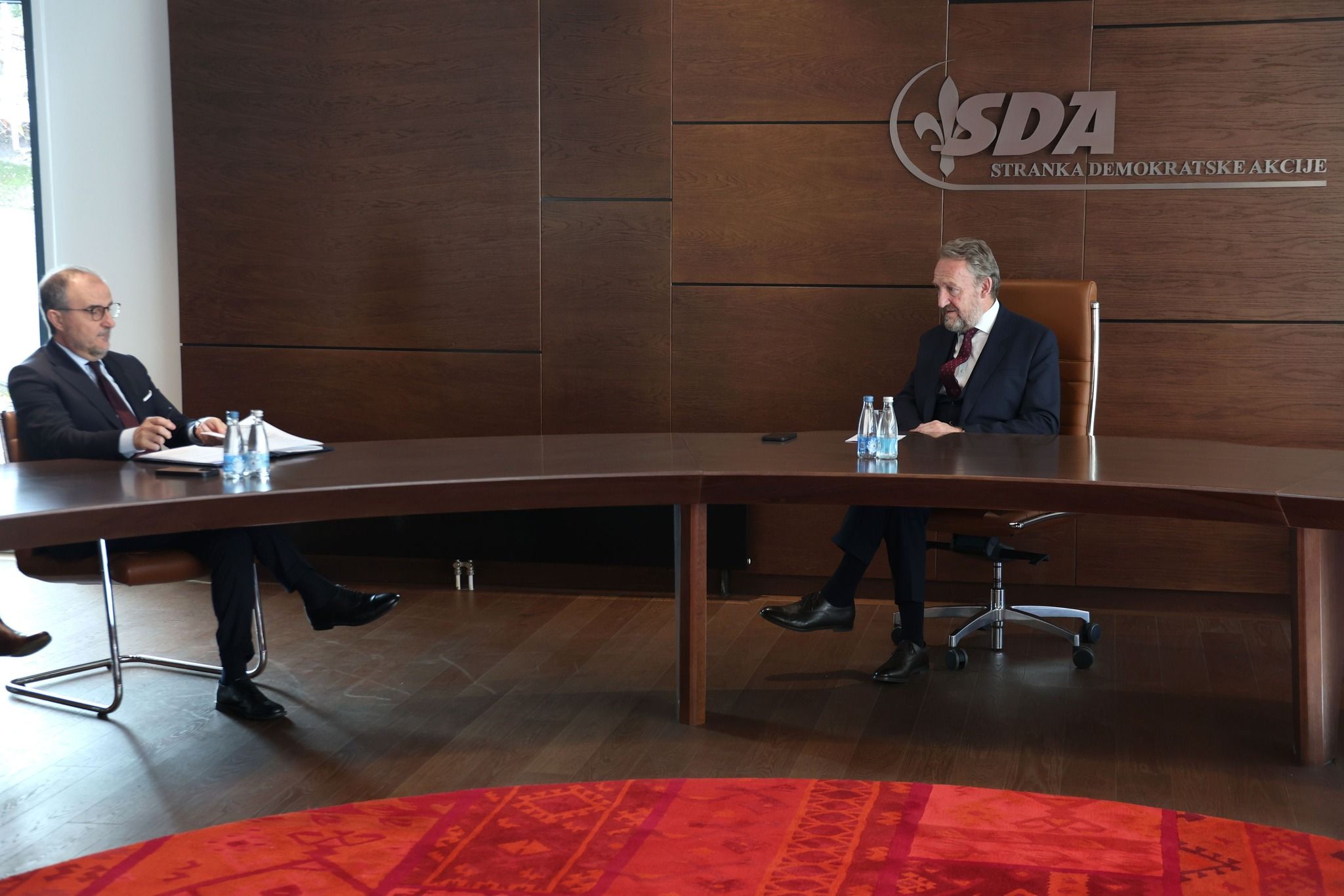 function r(){if(it(n),n.value===jm){let o=null;throw new D(-950,o)}return n.value}