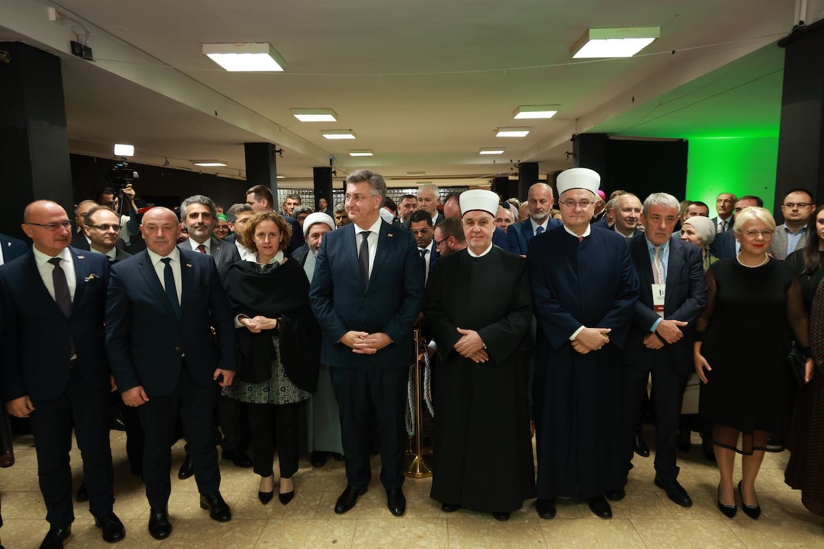 Postavku izložbe u Hrvatskoj organizirali su Rijaset Islamske zajednice u Bosni i Hercegovini i Mešihat Islamske zajednice u Hrvatskoj