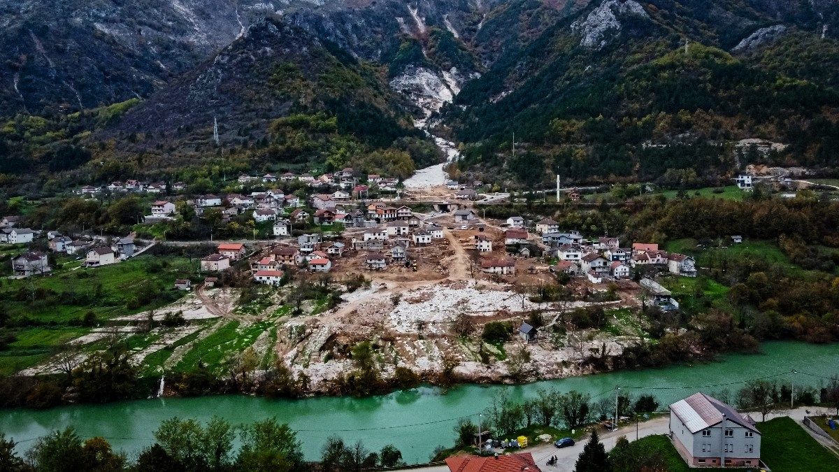 Na cestama gdje su bili odroni odmah su angažirane mašine, a sve službe civilne zaštite su na terenu u slučaju dodatnog angažmana