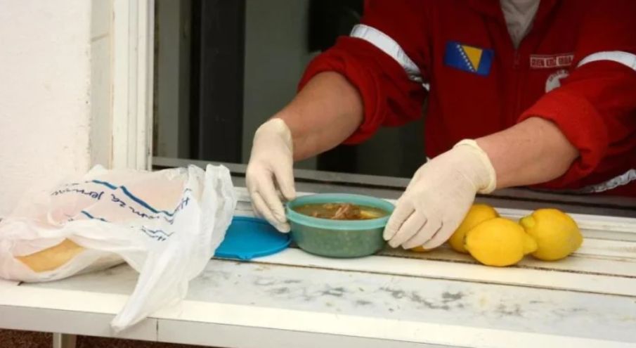 U Bosni i Hercegovini djeluje više od 60 javnih kuhinja koje pružaju obroke za oko 16.800 ljudi, a broj korisnika svakodnevno raste. 