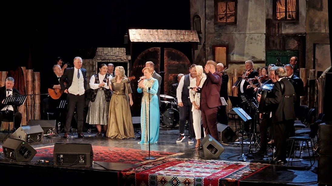 Repertoar za ovu večer je pomno biran i predstavlja mostove koji nas povezuju s našim kulturnim identitetom