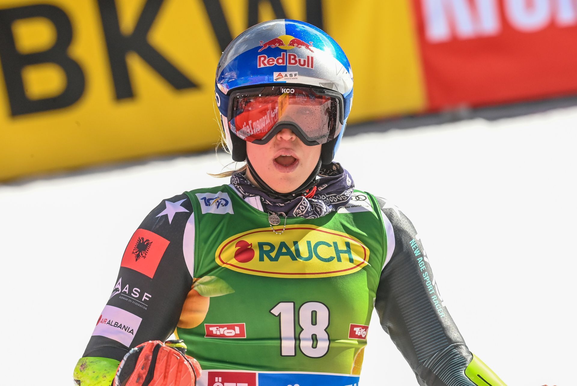 function r(){if(it(n),n.value===Hm){let o=null;throw new D(-950,o)}return n.value}