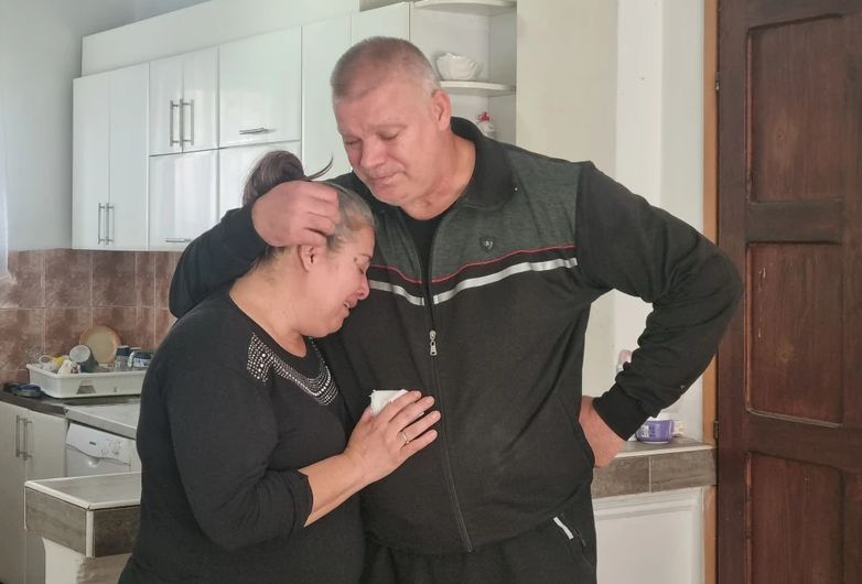 U sobi Andrije njegove fotografije, diplome sa sportskih takmičenja, ali i par novih patika – poklon za rođendan koju je njegova porodica spremila za njega