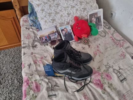 U sobi Andrije njegove fotografije, diplome sa sportskih takmičenja, ali i par novih patika – poklon za rođendan koju je njegova porodica spremila za njega