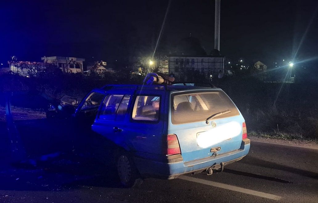 Stravična nesreća kod Srebrenika: Vatrogasci morali rezati vozilo da spase vozača