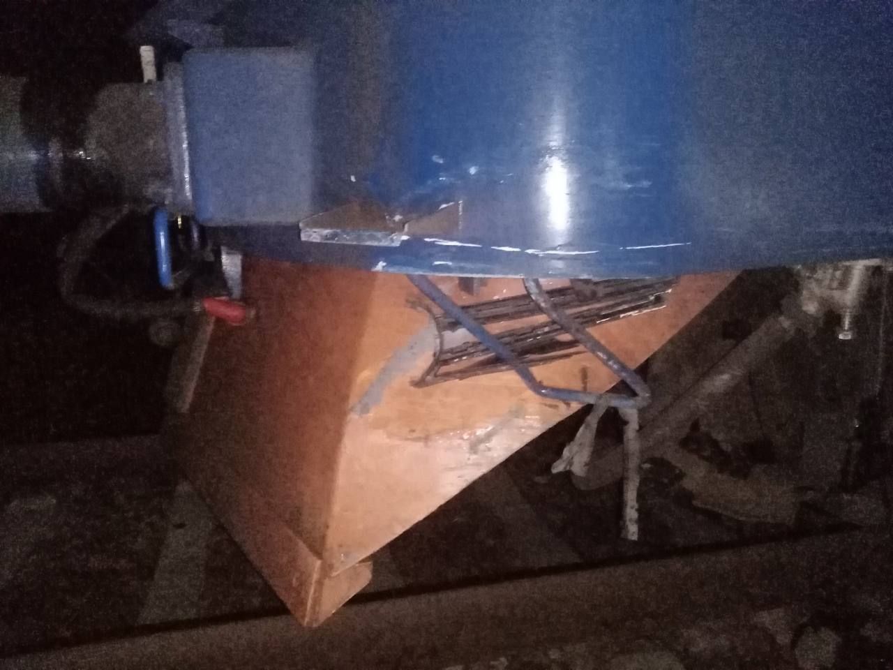 Jezive fotografije s mjesta nesreće: Automobil podletio pod teretni voz