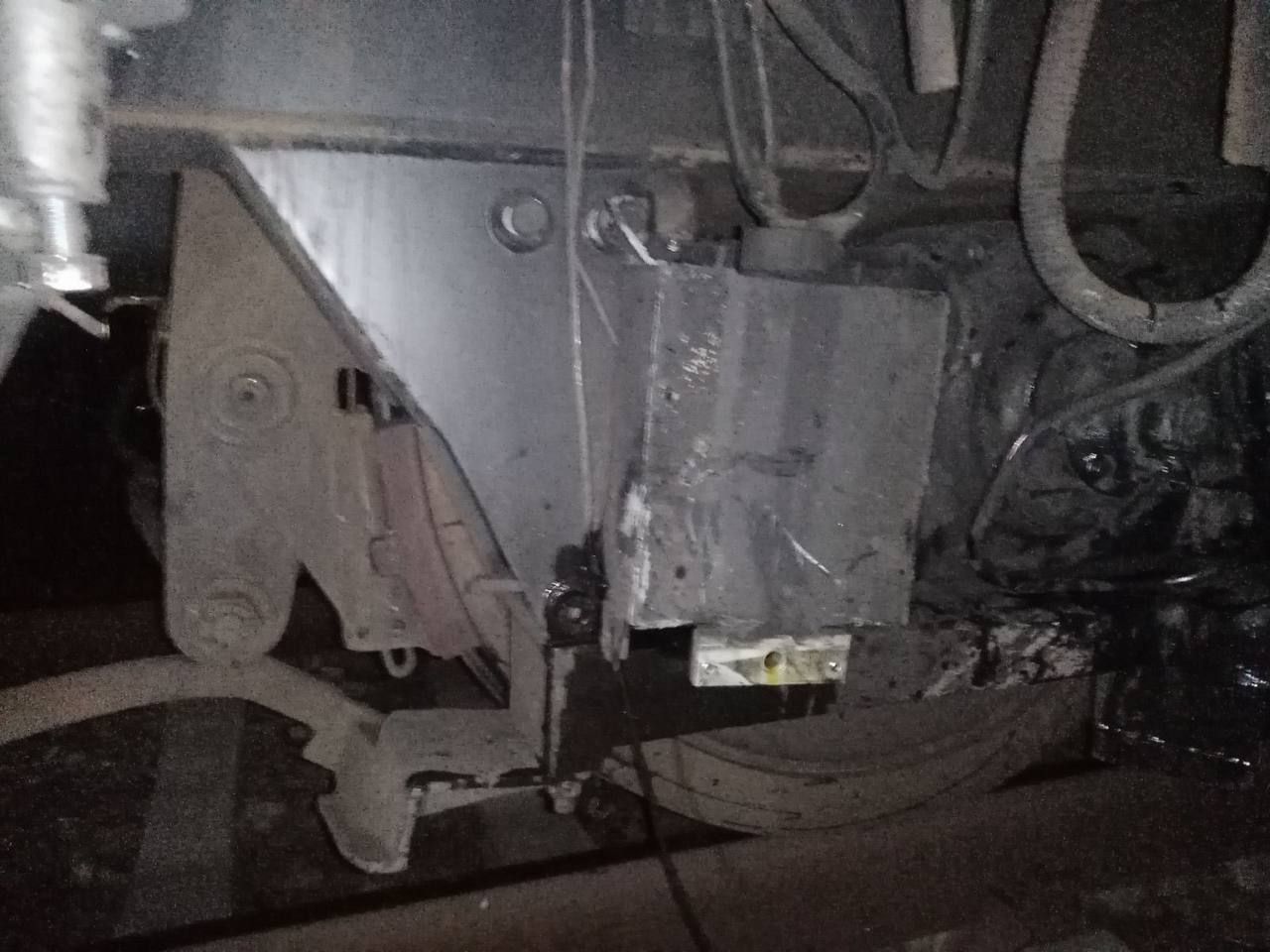 Jezive fotografije s mjesta nesreće: Automobil podletio pod teretni voz