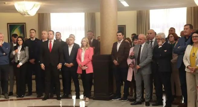 Trebamo izdržati još dva dana pod ovim zlotvorima kakav je Murphy. Mislio sam da mu čestitam, ali pošto ne komuniciramo nisam htio", naveo je Dodik