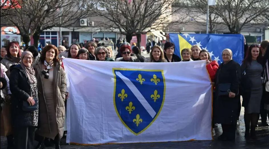 Neko do građana ih je prijavio zbog osjećaja uznemirenosti koje je u njima izazvala zastava.