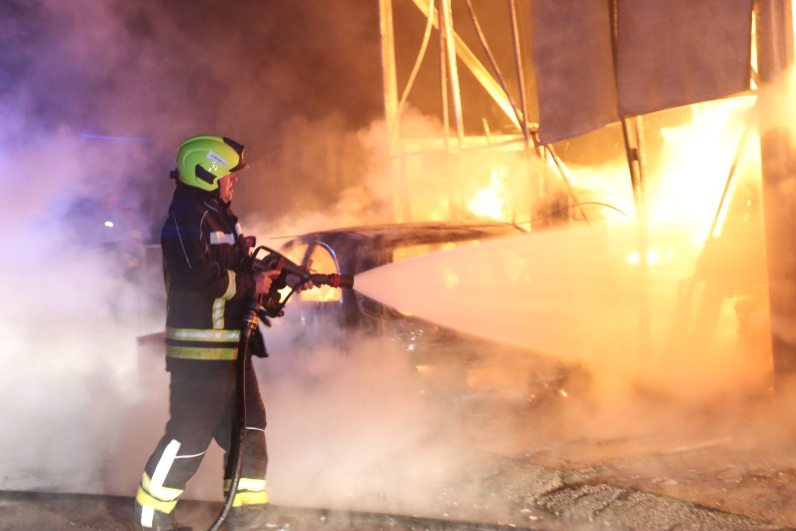 Požar je zahvatio dvije stambene barake i dva automobila