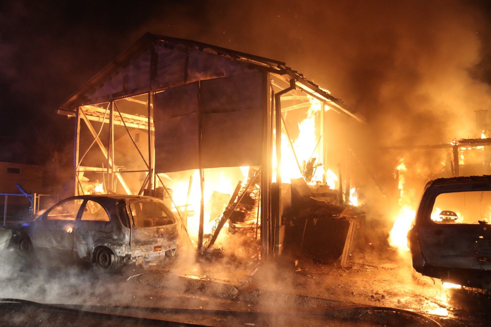 Požar je zahvatio dvije stambene barake i dva automobila