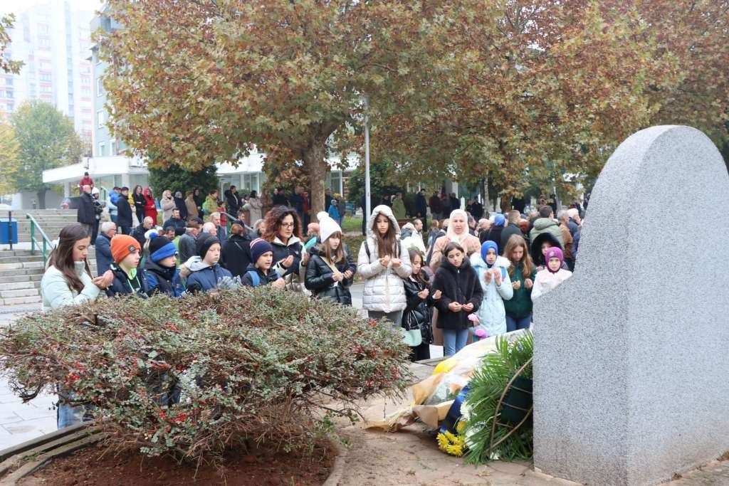I ove godine su se porodice, rodbina i prijatelji ubijenih, uz brojne delegacije i učenike sarajevskih škola okupili kako bi odali počast ubijenim sugrađanima