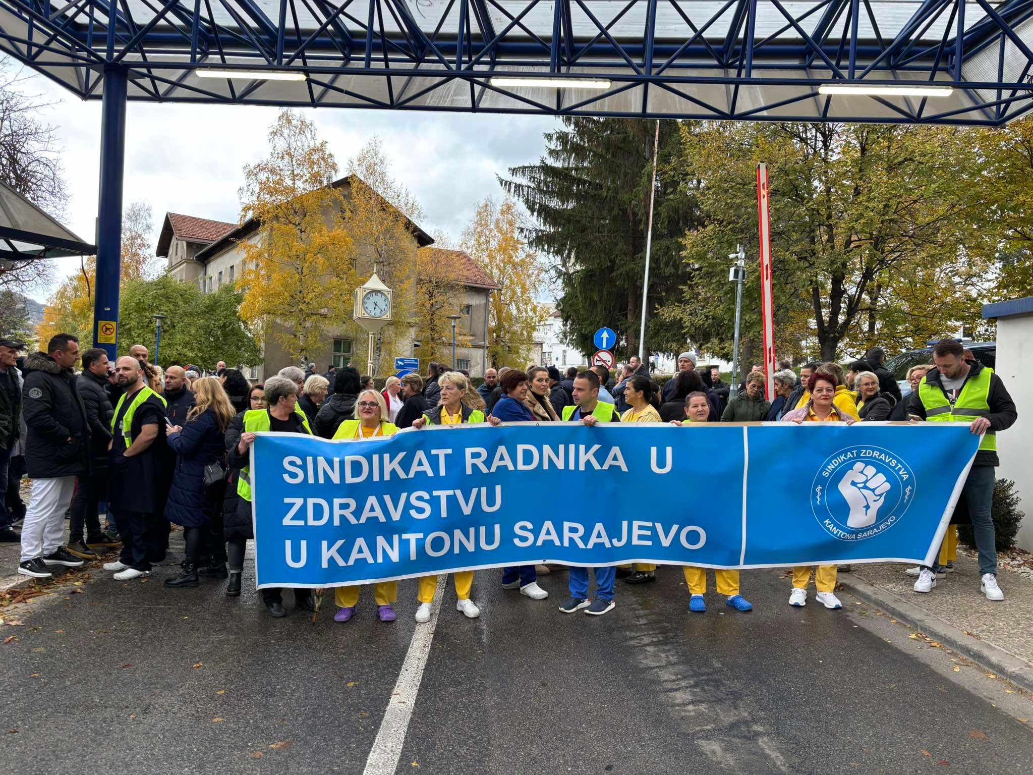 Sadiković tvrdi da trenutno u Kliničkom centru ima 2.000 tužbi zbog kršenja Kolektivnog ugovora a da sadašnja Uprava ne čini ništa na rješavanju tih problema
