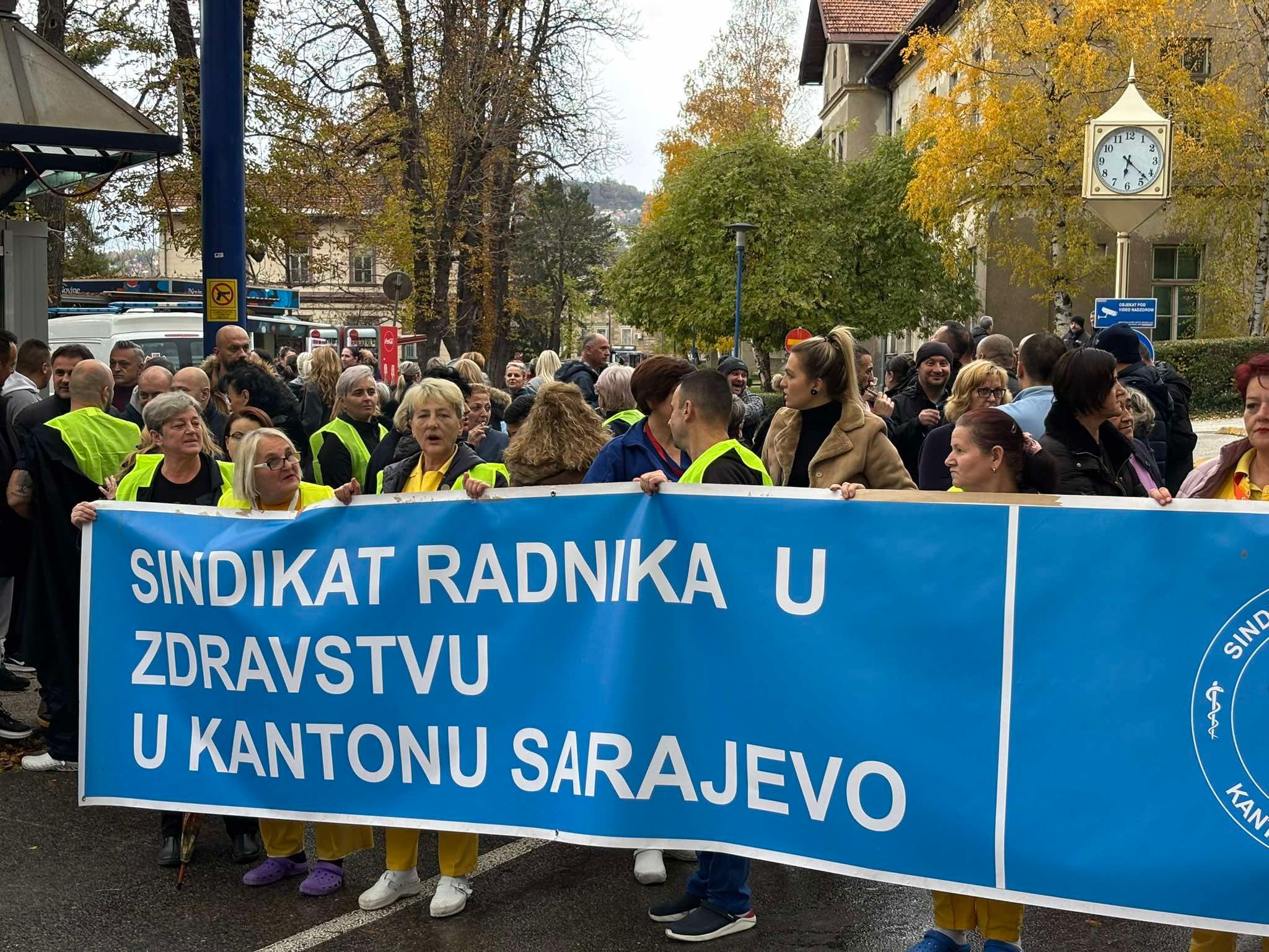 Blokiran ulaz na KCUS, uposlenici traže imenovanje direktora i isplatu dugovanja