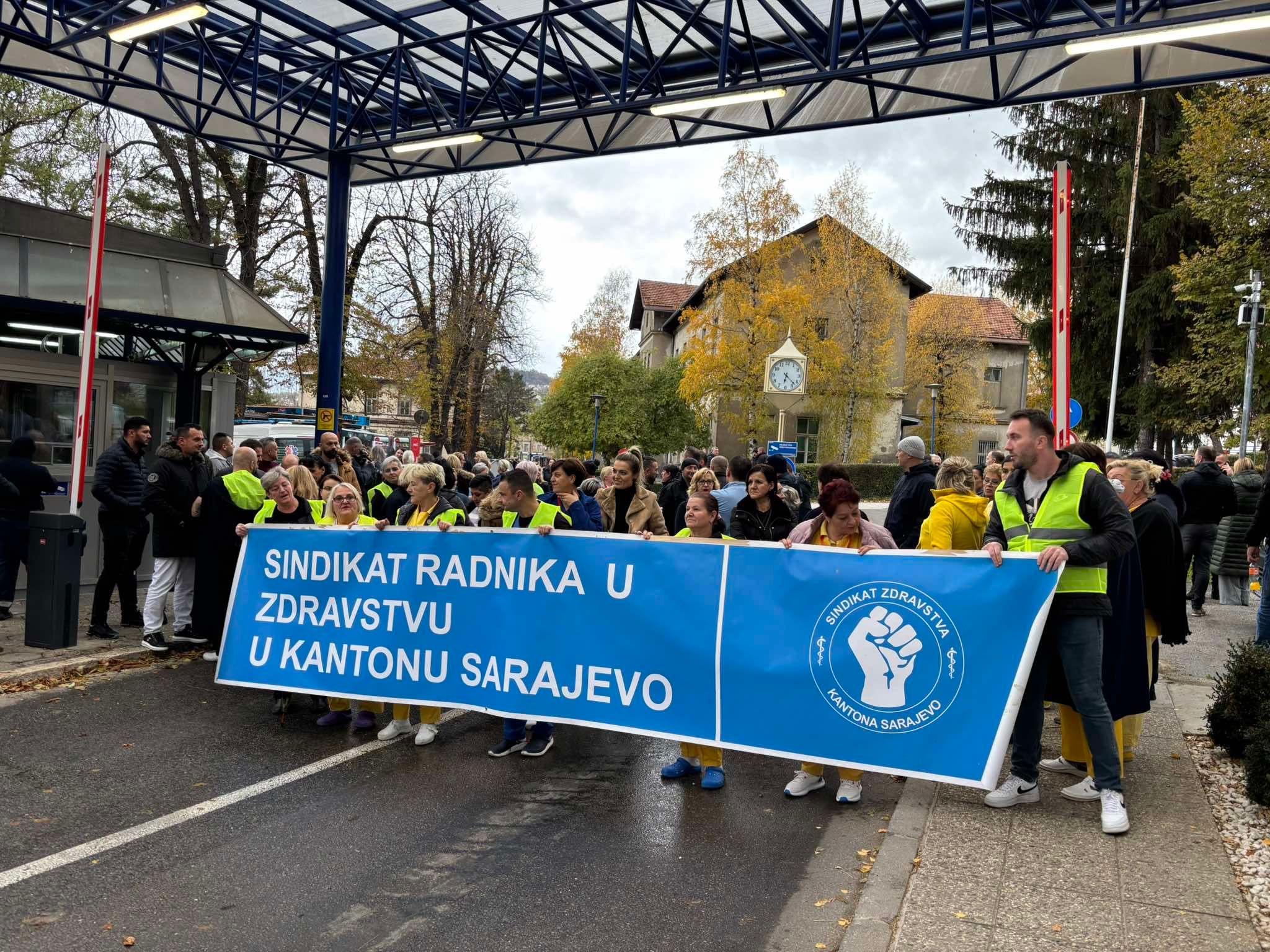 Sadiković tvrdi da trenutno u Kliničkom centru ima 2.000 tužbi zbog kršenja Kolektivnog ugovora a da sadašnja Uprava ne čini ništa na rješavanju tih problema