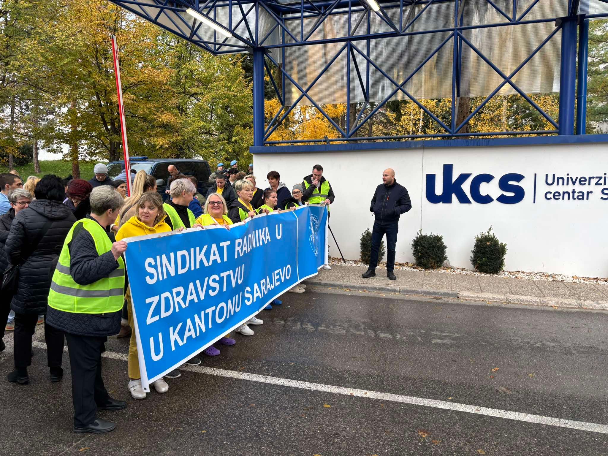 Sadiković tvrdi da trenutno u Kliničkom centru ima 2.000 tužbi zbog kršenja Kolektivnog ugovora a da sadašnja Uprava ne čini ništa na rješavanju tih problema