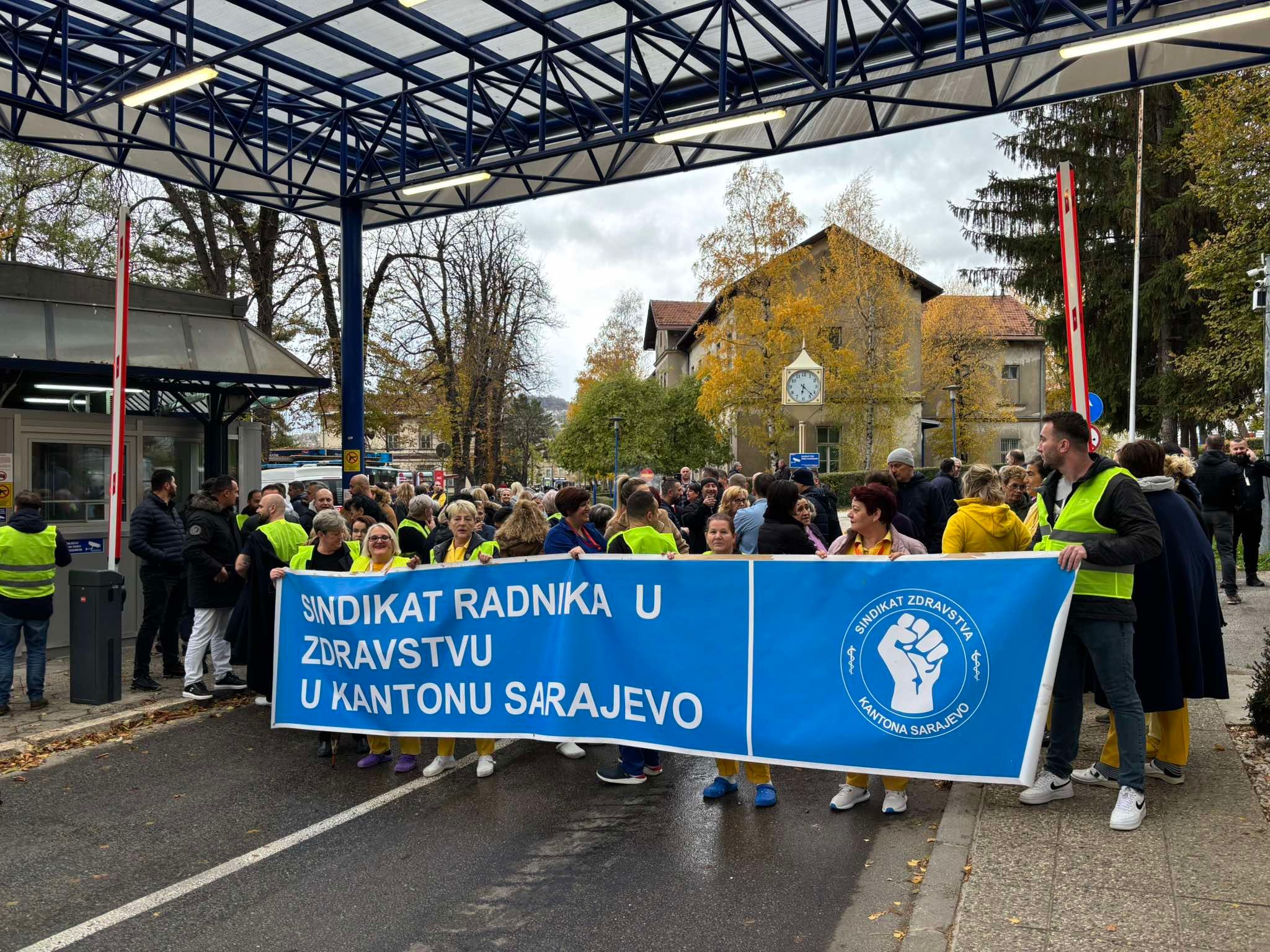 Sadiković tvrdi da trenutno u Kliničkom centru ima 2.000 tužbi zbog kršenja Kolektivnog ugovora a da sadašnja Uprava ne čini ništa na rješavanju tih problema