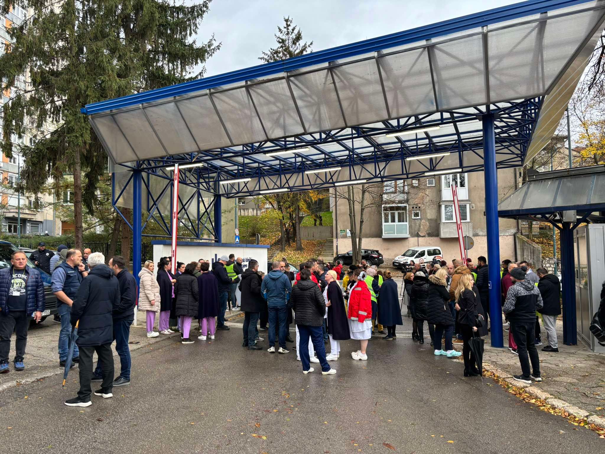 Sadiković tvrdi da trenutno u Kliničkom centru ima 2.000 tužbi zbog kršenja Kolektivnog ugovora a da sadašnja Uprava ne čini ništa na rješavanju tih problema
