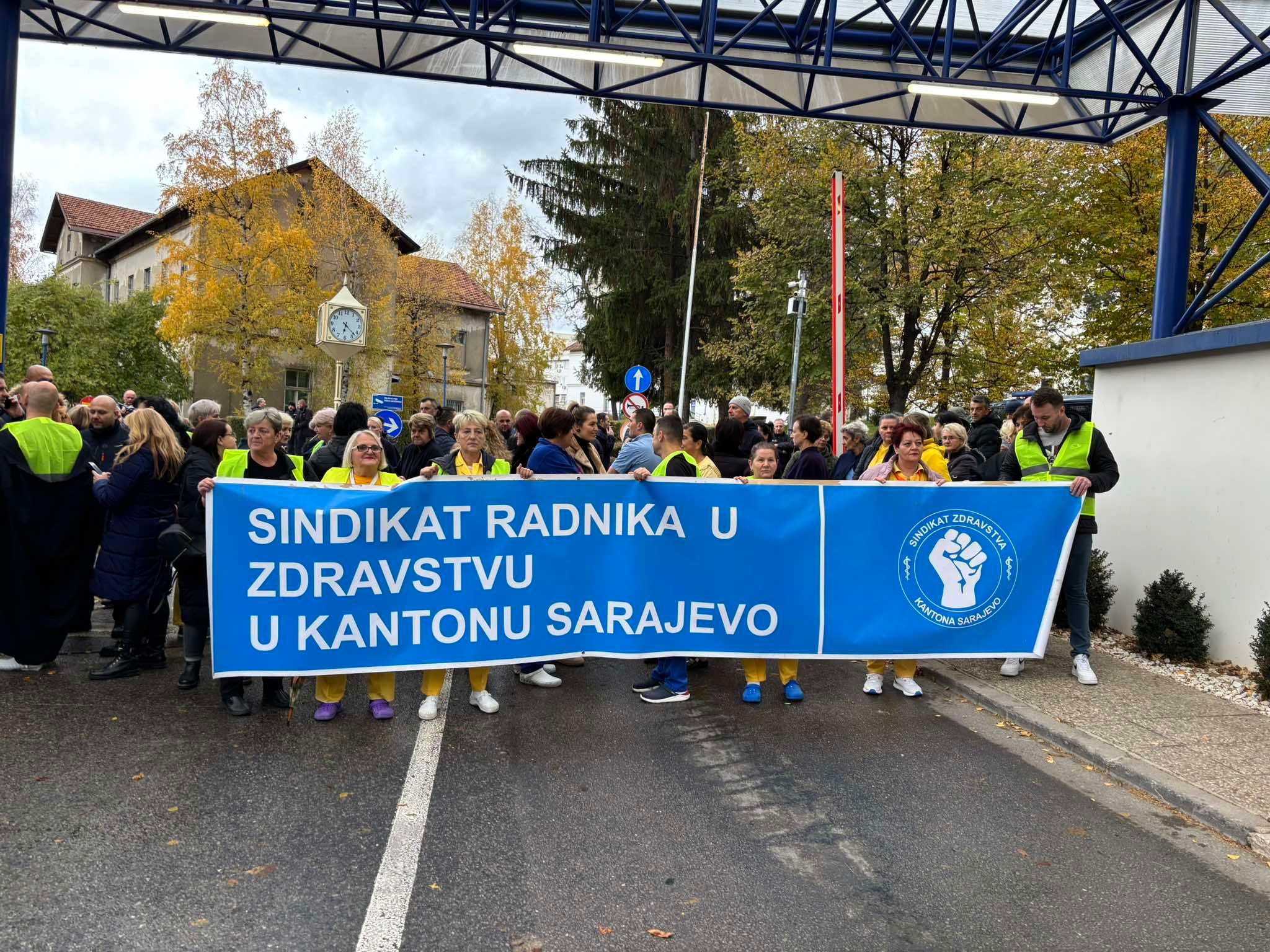 Sadiković tvrdi da trenutno u Kliničkom centru ima 2.000 tužbi zbog kršenja Kolektivnog ugovora a da sadašnja Uprava ne čini ništa na rješavanju tih problema