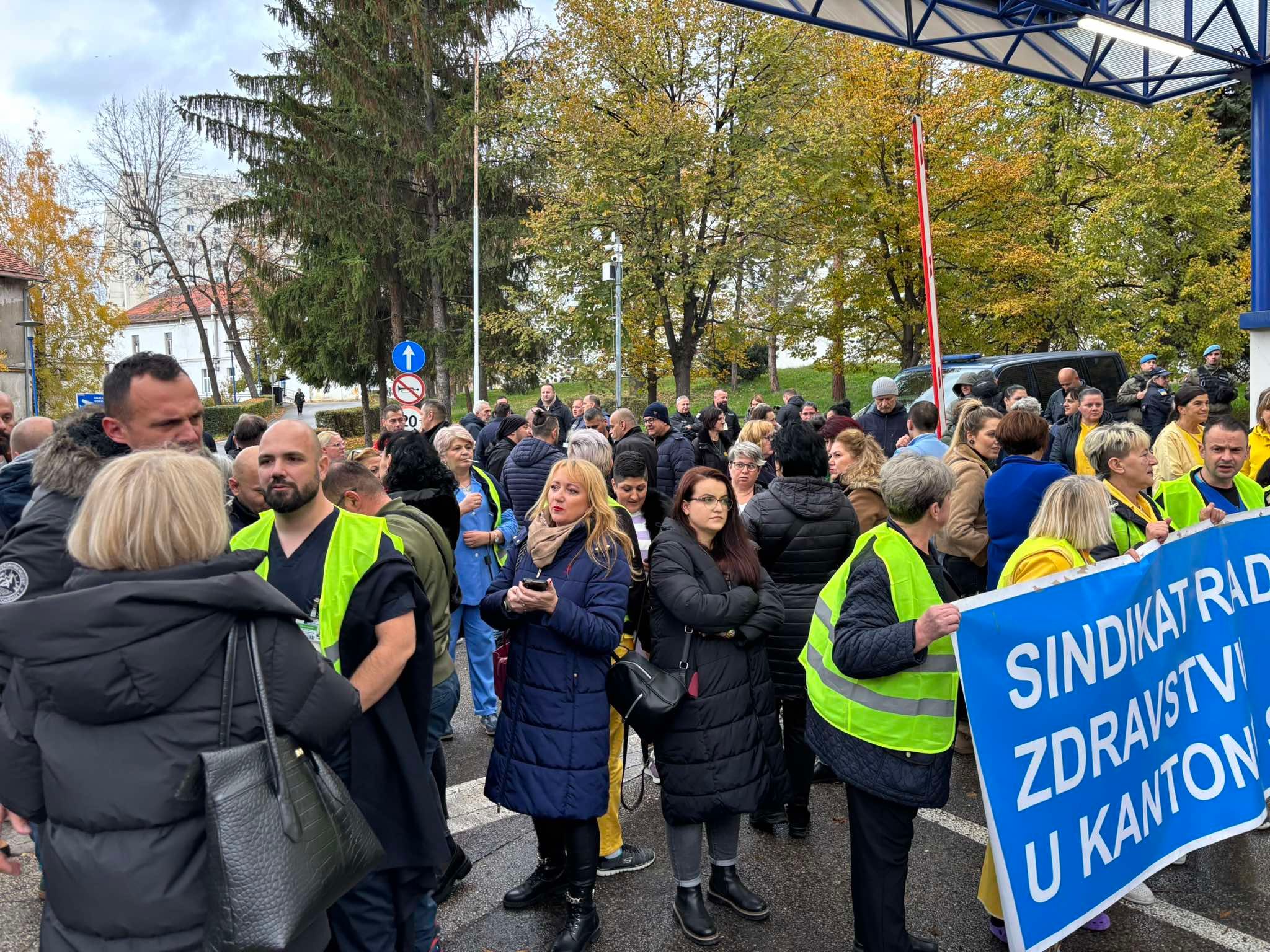 Sadiković tvrdi da trenutno u Kliničkom centru ima 2.000 tužbi zbog kršenja Kolektivnog ugovora a da sadašnja Uprava ne čini ništa na rješavanju tih problema