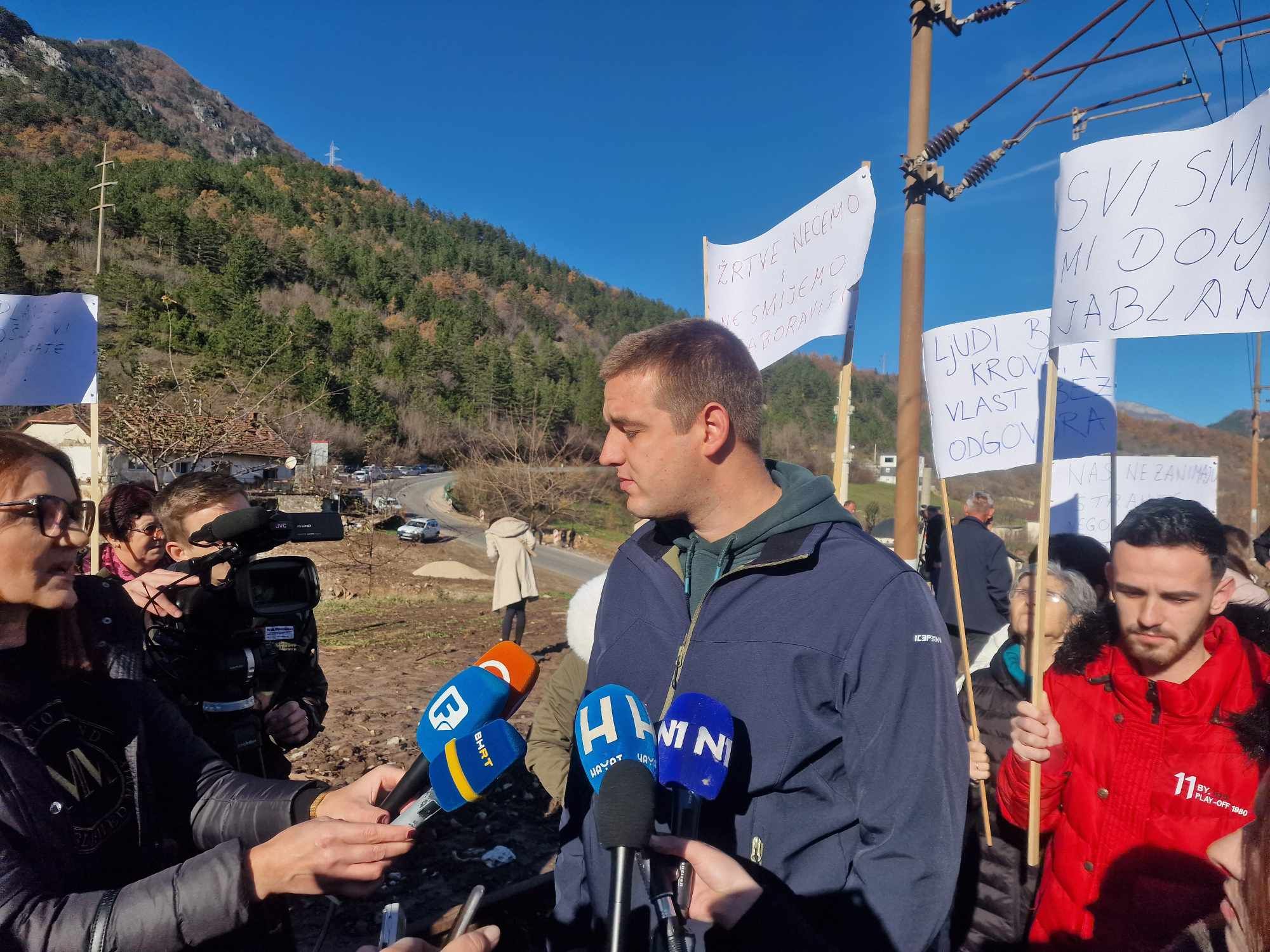 function r(){if(it(n),n.value===Hm){let o=null;throw new D(-950,o)}return n.value}