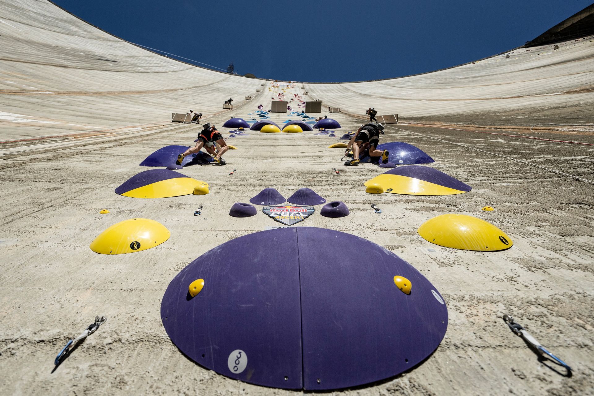 function r(){if(it(n),n.value===Hm){let o=null;throw new D(-950,o)}return n.value}