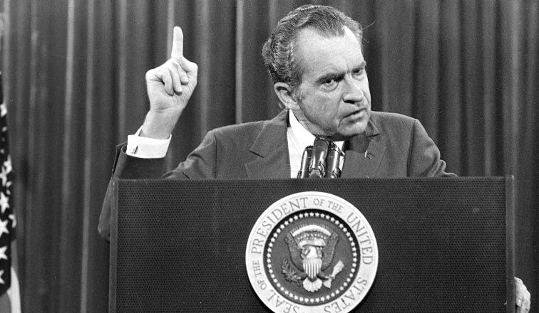 function r(){if(it(n),n.value===Hm){let o=null;throw new D(-950,o)}return n.value}